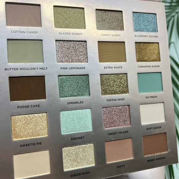 ✨ Iconic London Treat Yourself Eyeshadow Palette 20 x 1.5g | Bold & Blendable - Picture 2 of 6